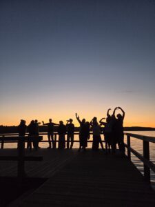 Umrisse von fröhlichen Menschen gegen den Sonnenuntergang am Ratzeburger See