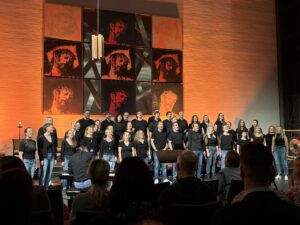 Der New Voices Popchor auf der Bühne in der Pianokirche