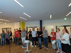 Sänger*innen proben konzentriert, trotz guter Aussicht