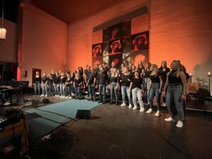 Der New Voices Popchor auf der Bühne in der Pianokirche beim Konzert 2024